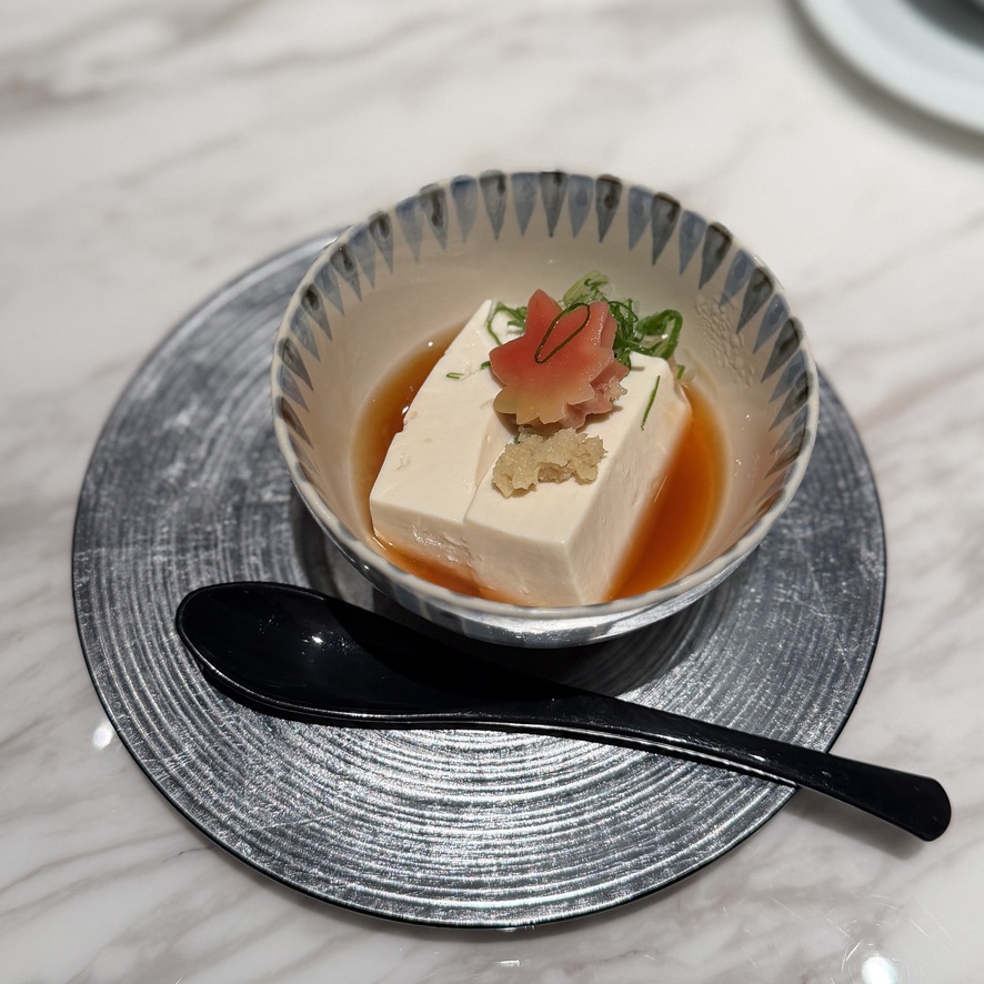 京都の名店「上田とうふ」を使った湯豆腐。温かいお出汁。大豆の甘みが濃厚。