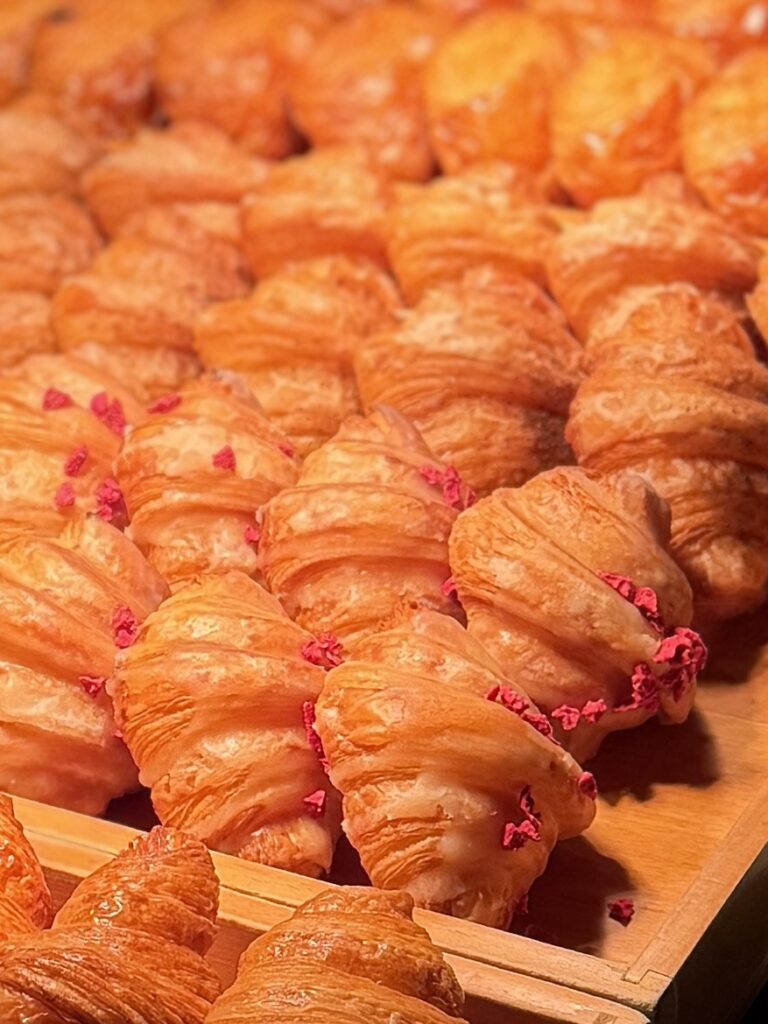 フランボワーズの酸味が効いた「クロワッサン・イスパハン」