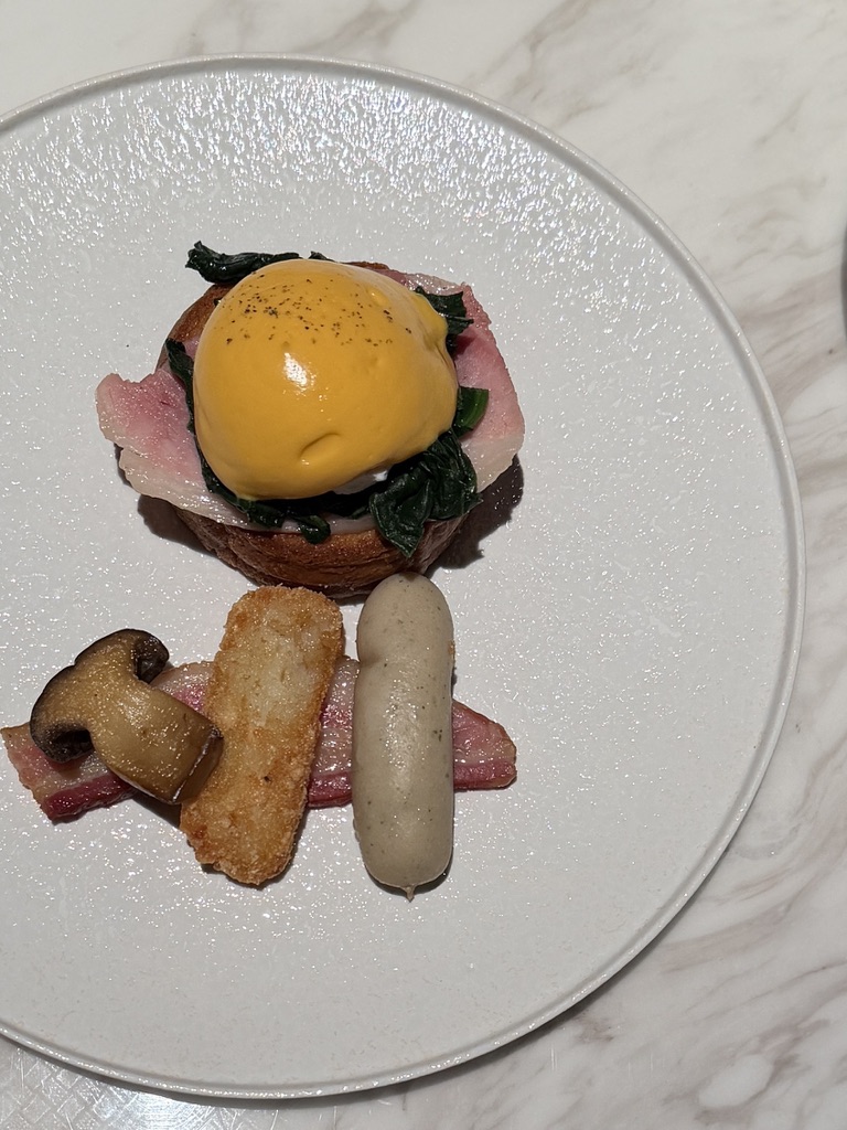 洋朝食の「エッグベネディクト」。。 とろっとした卵に、濃厚なオランデーズソースとカリカリのベーコン。