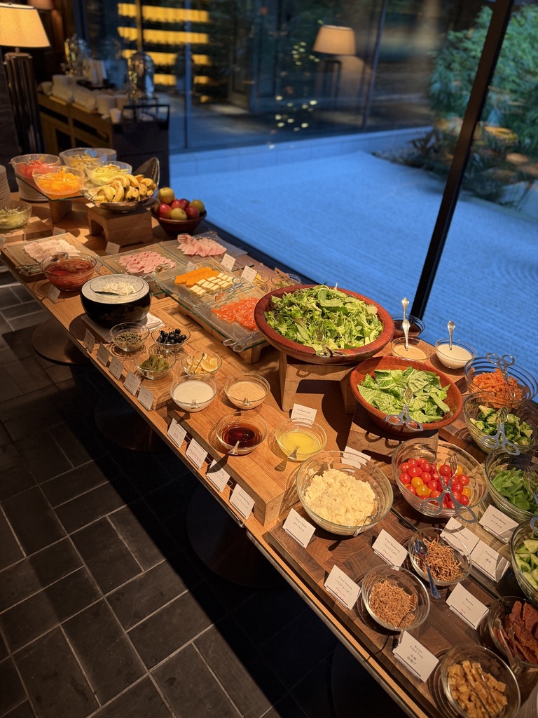 まるで宝石のように輝くフレッシュな野菜とフルーツたち。産地にこだわった野菜のシャキシャキとした食感と、果実の濃厚な甘み。